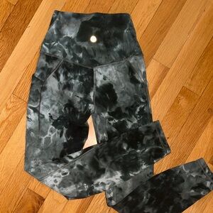 Lululemon green and white patterned leggings size 2, worn twice